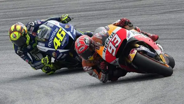 In Malesia succede di tutto. A vincere è Pedrosa che chiude davanti a Lorenzo e Rossi. Ma resterà nella storia lo scontro tra Valentino e Marquez che ha portato alla penalizzazione del pesarese.