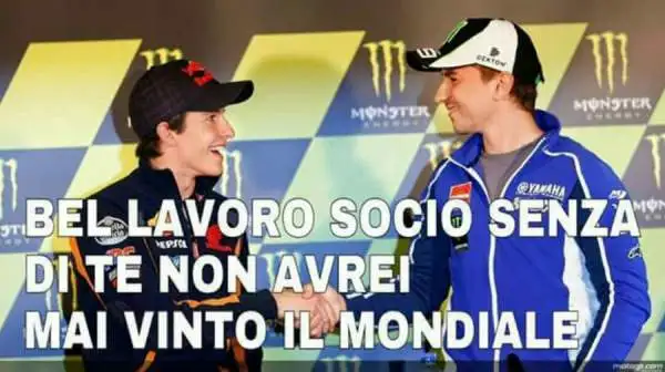 Il contatto tra Valentino Rossi e Marquez durante la penultima tappa del Mondiale 2015 ha scatenato la fantasia di tifosi che hanno invaso i social con post e immagini.