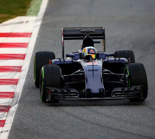 Il mondiale è ormai alle porte e a Barcellona sono in corso i primi test ufficiali della stagione. Prima uscita anche per la nuova ferrari SF1G-H con la livrea che ricorda quella guidata da Niki Lauda