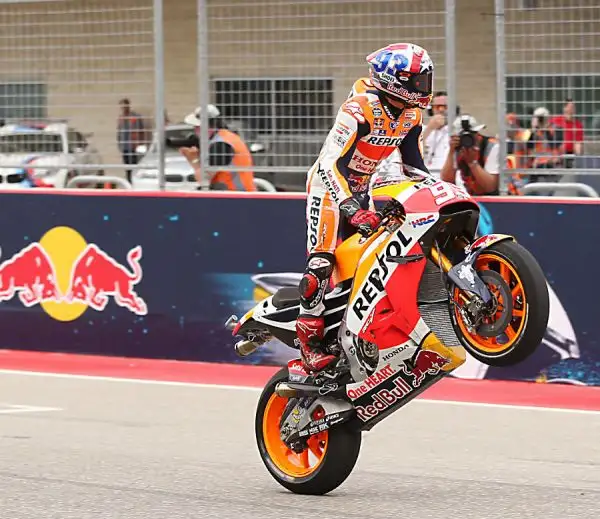 Marquez ha dominato il GP delle Americhe. La corsa è stata fortemente condizionata dalle tante cadute: a terra dopo pochi giri Rossi e Dovizioso. Sul anche Lorenzo e Iannone.