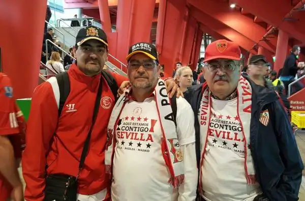 Liverpool e Siviglia si affrontano a Basilea, al St. Jakob-Park, in finale di Europa League.
I rispettivi tifosi, in delirio, sono accorsi in Svizzera per far sentire il proprio calore.
