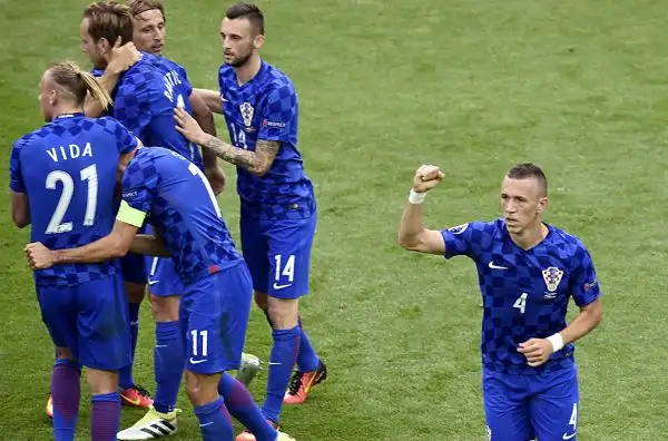 Perisic e Rakitic sembrano affondare la Repubblica Ceca, che nella ripresa rimonta con Skoda e Necid che su rigore fa 2-2 all'ultimo minuto.