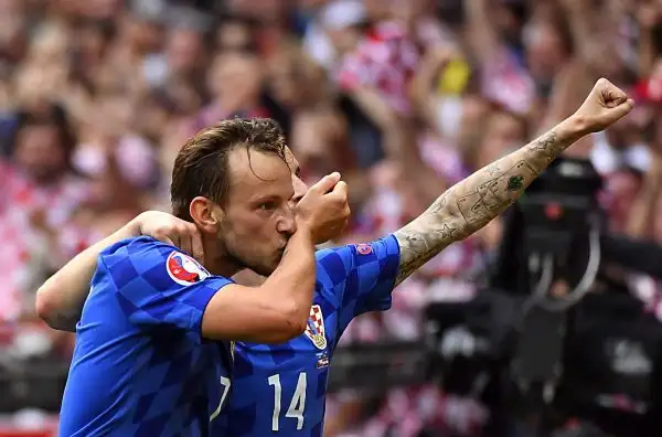 Perisic e Rakitic sembrano affondare la Repubblica Ceca, che nella ripresa rimonta con Skoda e Necid che su rigore fa 2-2 all'ultimo minuto.