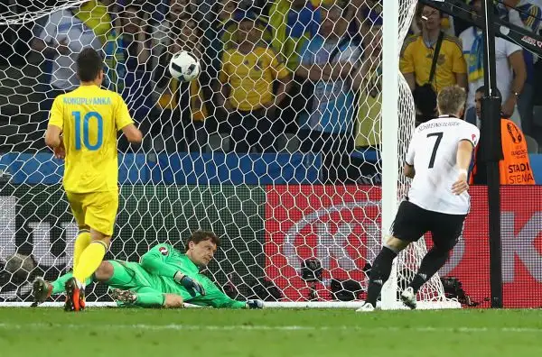 La Germania debutta superando per 2-0 l'Ucraina con le reti di Mustafi e Schweinsteiger: tedeschi più in affanno del previsto in difesa, ma Neuer è impeccabile. 