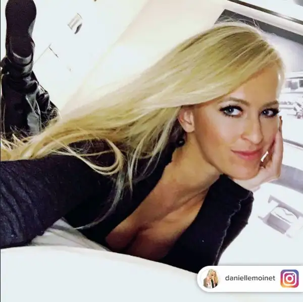 Tipica bellezza americana la bionda Danielle Moinet, meglio conosciuta come Summer Rae, è una wrestler e modella statunitense lotta nel circuito della WWE dal 2011..