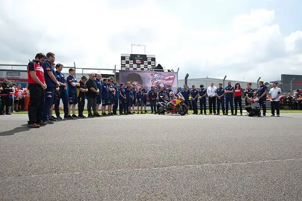 Tutto il paddock della Superbike si è riunito in griglia poco prima di Gara 1 per un minuto di silenzio per il compianto Nicky Hayden, scomparso dopo un incidente in bici.