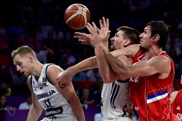 La favola slovena si conclude nell’oro. Un clamoroso Dragic con 35 punti, poi il cuore di Prepelic e Vidmar quando le forze sono ormai ridotte e gli uomini di Kokoskov battono la Serbia 93-85.