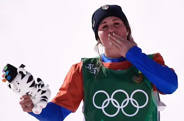 Dopo Arianna Fontana, l’Italia conquista la seconda medaglia d’oro nei Giochi Invernali grazie a Michela Moioli.  