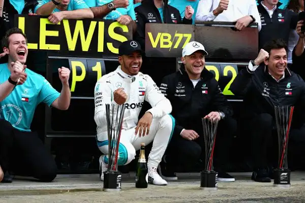 Alle spalle del britannico il compagno della Mercedes Bottas, poi Verstappen. Delusione Ferrari: Vettel quarto causa una strategia sbagliata, Raikkonen fuori per un problema tecnico.