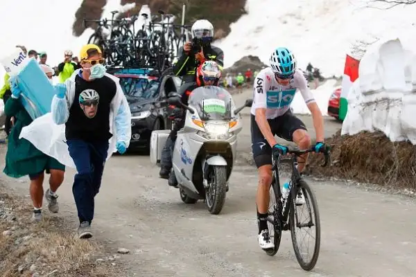 Froome vince sul traguardo di Bardonecchia dopo una fuga di 80 km e conquista la maglia rosa nella diciannovesima tappa del Giro d’Italia da Venaria Reale a Bardonecchia.