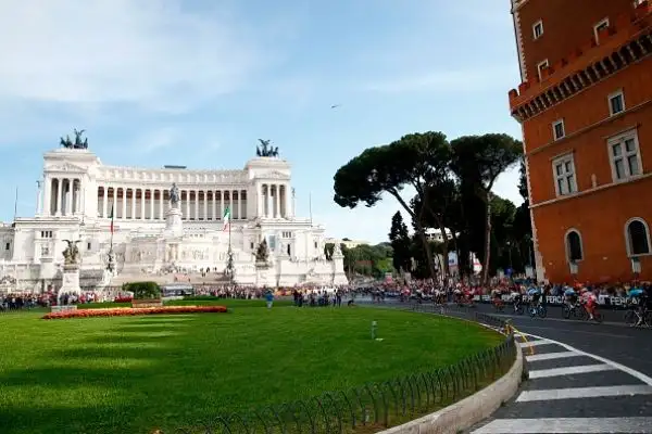 Nell'ultima tappa di Roma sono stati neutralizzati 7 dei 10 previsti per una richiesta dei corridori a causa del manto stradale ritenuto pericoloso. Froome ha festeggiato il suo primo Giro d'Italia.