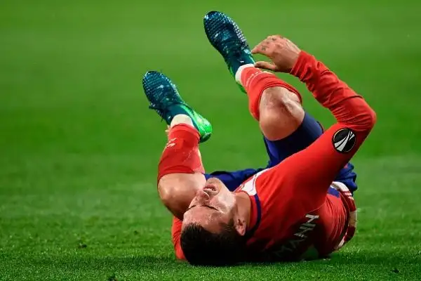 Nella finale di Lione il Marsiglia è travolto per 3-0: l'attaccante francese spiana la strada con una doppietta, nuovo trionfo europeo per Simeone.