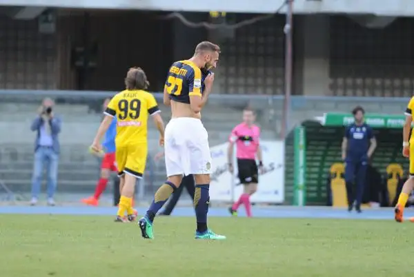 Con un gol di Barak i bianconeri, nell'occasione in giallo, espugnano il Bentegodi e salgono a +2 da Crotone e Spal.