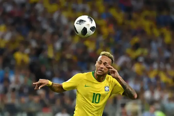 Nel giorno in cui una rivale storica, la Germania, viene clamorosamente eliminata dal Mondiale, il Brasile non tradisce e piega la Serbia per 2-0