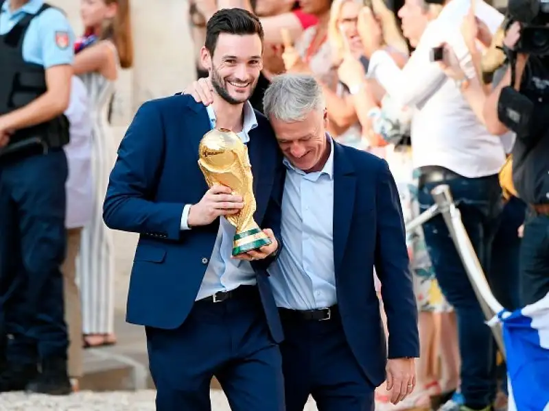 Didier Deschamps e i suoi giocatori hanno incontrato il presidente Macron.
