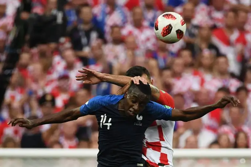 In una finale caotica, la squadra di Deschamps piega la selezione di Dalic per 4-2.