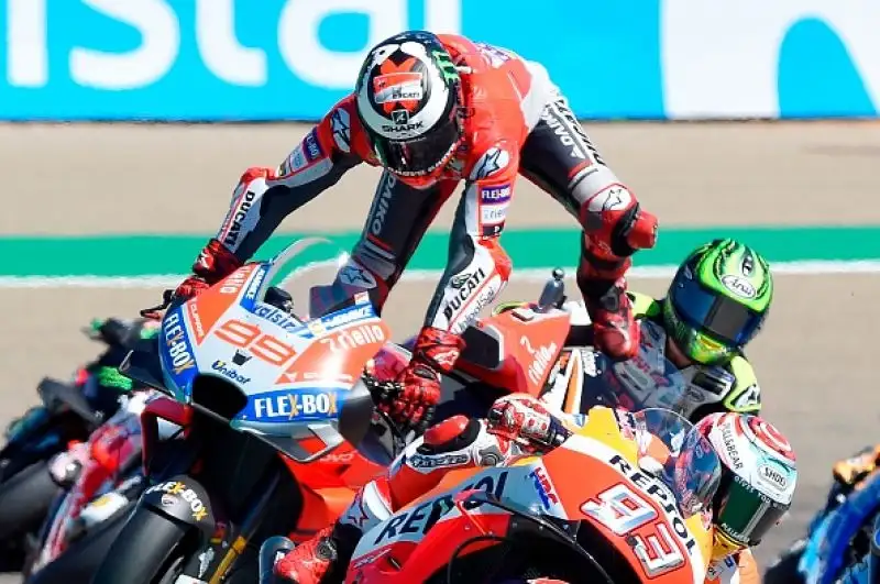 Lorenzo cade alla prima curva e il camnpione del mondo ha la meglio su Dovizioso dopo una lunga battaglia. Ottavo Valentino Rossi partito dal diciottesimo posto in griglia.