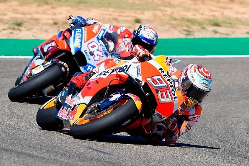 Lorenzo cade alla prima curva e il camnpione del mondo ha la meglio su Dovizioso dopo una lunga battaglia. Ottavo Valentino Rossi partito dal diciottesimo posto in griglia.