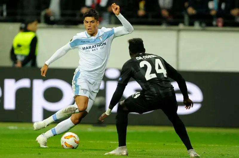 Nel primo tempo Parolo replica a Da Costa, i padroni di casa tornano in vantaggio con Kostic e arriva il rosso a Basta. Poi le reti di Jovic e ancora di Da Costa. Nel finale espulso anche Correa.