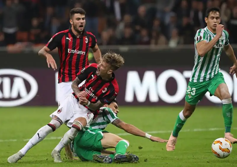 Il Betis infligge una pesante sconfitta ai rossoneri, che si lamentano per un rigore non assegnato nel finale.