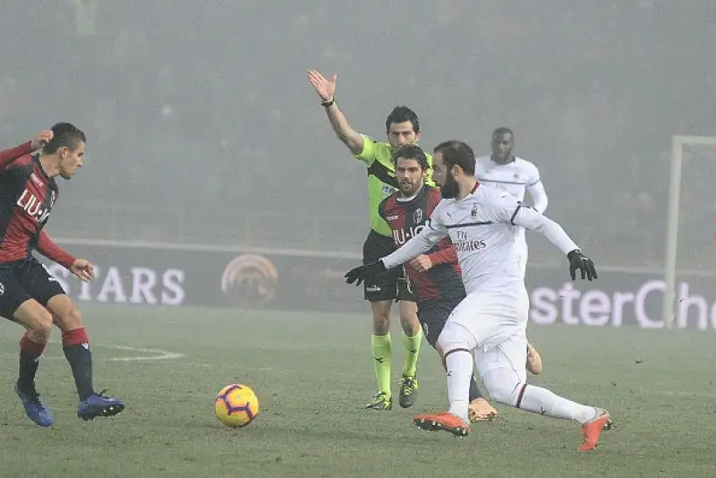 Rossoneri spuntati nel primo tempo e costretti a difendersi nel finale dopo l'espulsione di Bakayoko.