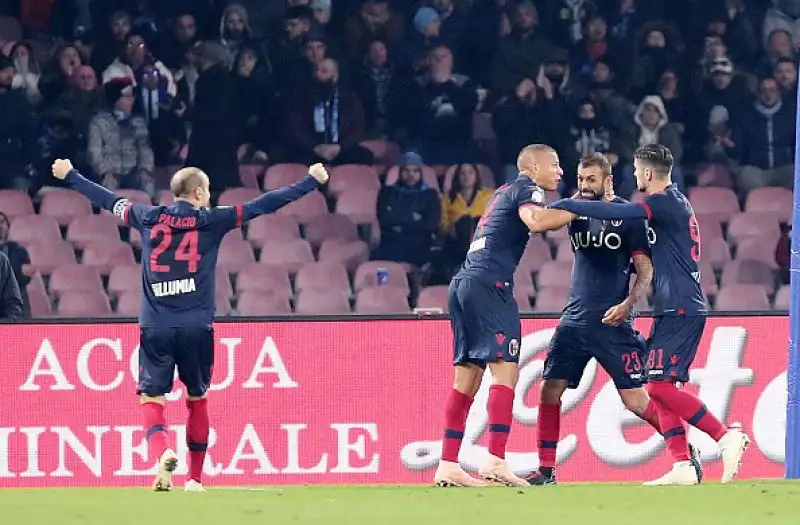Milik porta avanti il Napoli due volte ma prima Santander e poi Danilo raggiungono i partenopei, alla fine un gol di Mertens regala i tre punti ai padroni di casa.