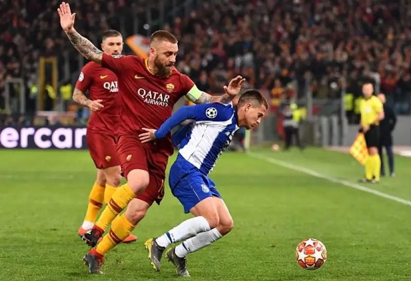 I giallorossi battono i portoghesi per 2-1 con la doppietta del baby centrocampista ex Inter, visionato da vicino dall’amministratore delegato della Juventus, Fabio Paratici.