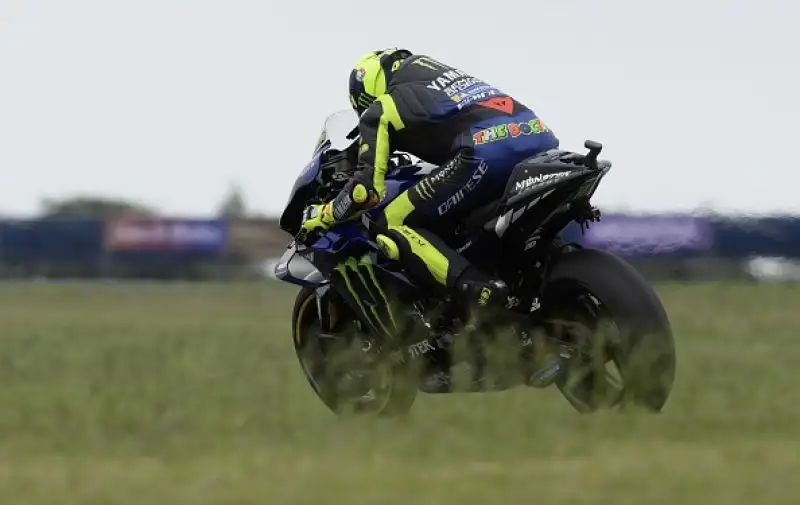 Alle spalle dei due iberici la Ducati di Andrea Dovizioso e l'altra Yamaha di Valentino Rossi.