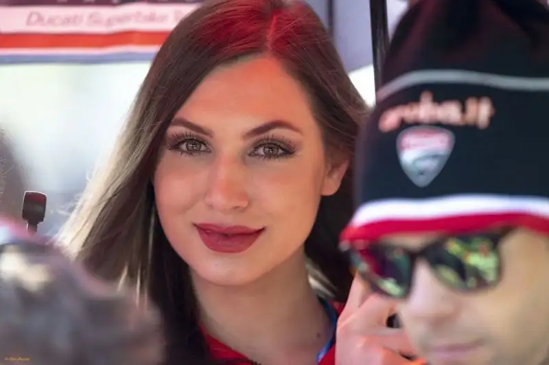 In Superbike non si scherza quando si parla di graziose ragazze.