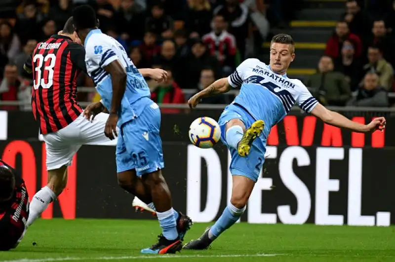 La Lazio vince a San Siro e vola in finale di Coppa Italia: i biancocelesti superano per 1-0 il Milan grazie al gol di Correa ed eliminano i deludenti rossoneri.