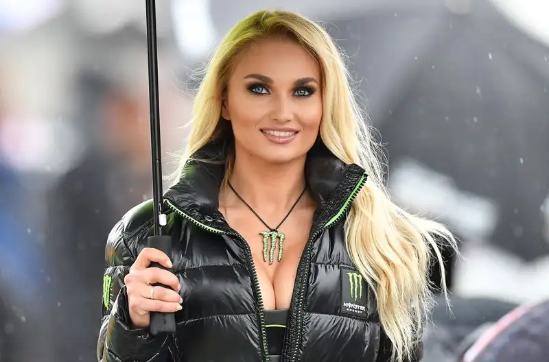 Nelle fotografie di Otto Moretti le presenze femminili ai box in occasione del Gran premio di Superbike.
