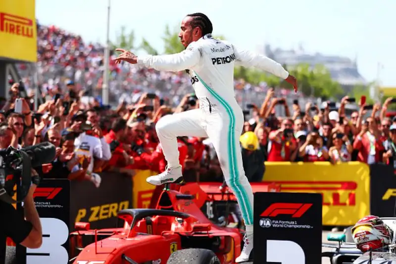 Vettel, braccato da Hamilton, è andato lungo nell’affrontare una chicane . Quando è rientrato è riuscito a restare davanti all’inglese, ma lo ha chiuso, manovra giudicata scorretta dai giurati.
