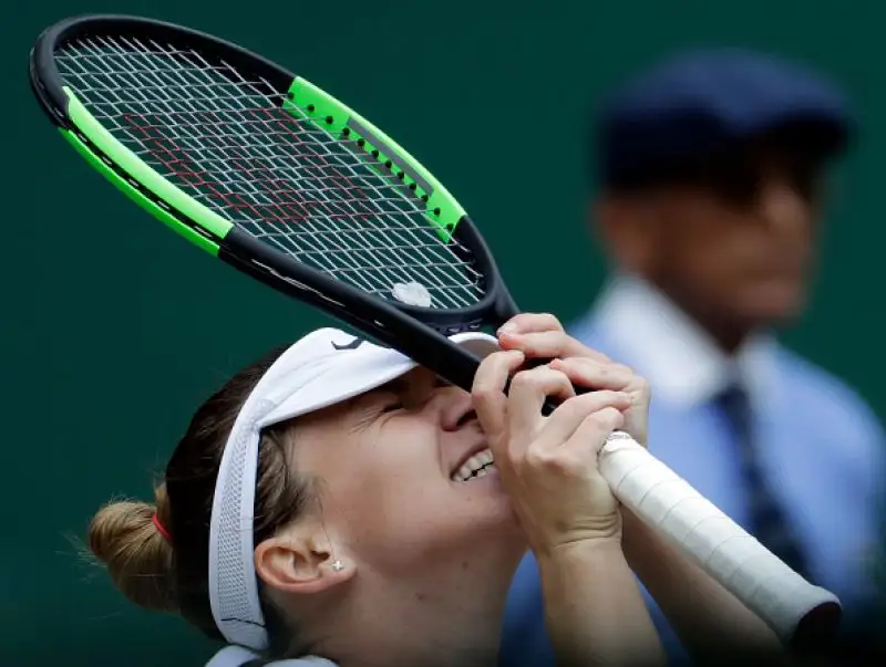 Simona Halep ha vinto per la prima volta nella sua carriera il torneo di Wimbledon. La tennista rumena ha superato in finale con un netto 6-2 6-2 l'ex numero uno del mondo Serena Williams