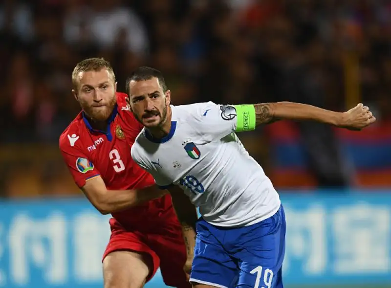 A Erevan la squadra di Mancini va subito sotto, ma rimonta e vince 3-1 restando a punteggio pieno nel girone di qualificazione.
