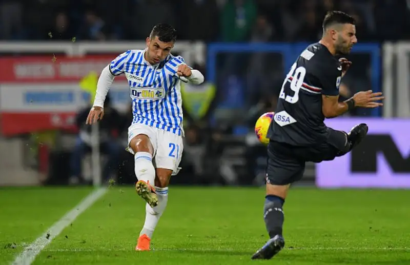 Gioia Sampdoria, Caprari decisivo. Nel posticipo del lunedì, il 26enne entra al 90' e firma la rete della vittoria contro la Spal dopo un minuto.