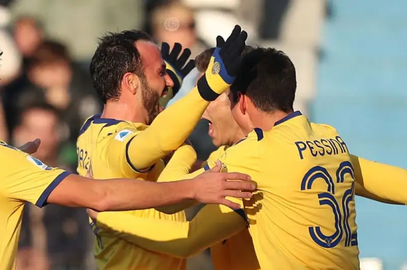 L'Hellas Verona di Juric, corsaro meritatamente a Ferrara, vola in classifica e fa sprofondare in incubi, inattesi ad inizio stagione, gli emiliani di Semplici