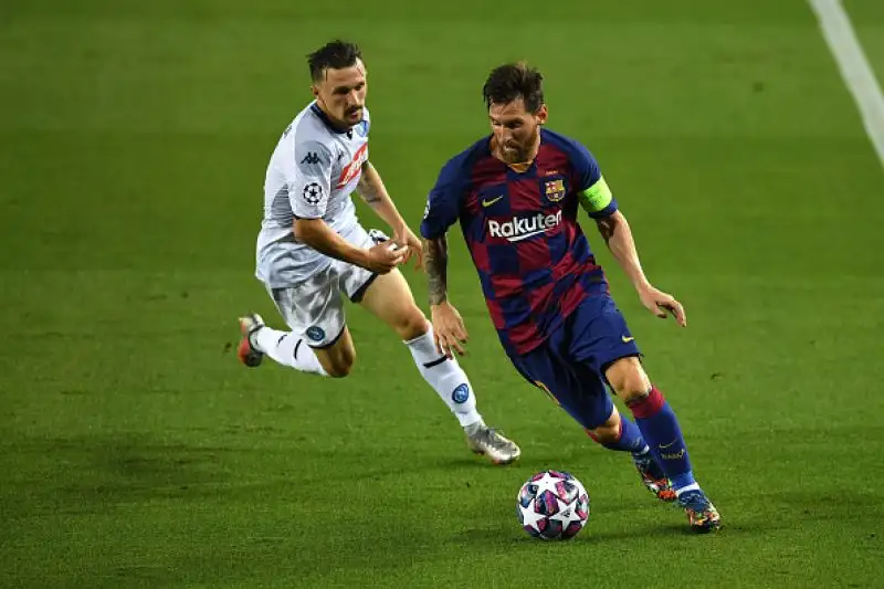 Per i blaugrana hanno segnato Laporte, Messi e Suarez, di insigne il gol dei partenopei.