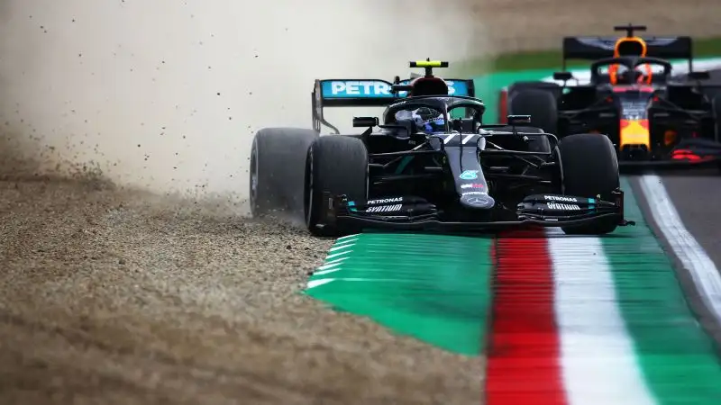 Hanno completato il podio il compagno della Mercedes Valtteri Bottas, secondo...