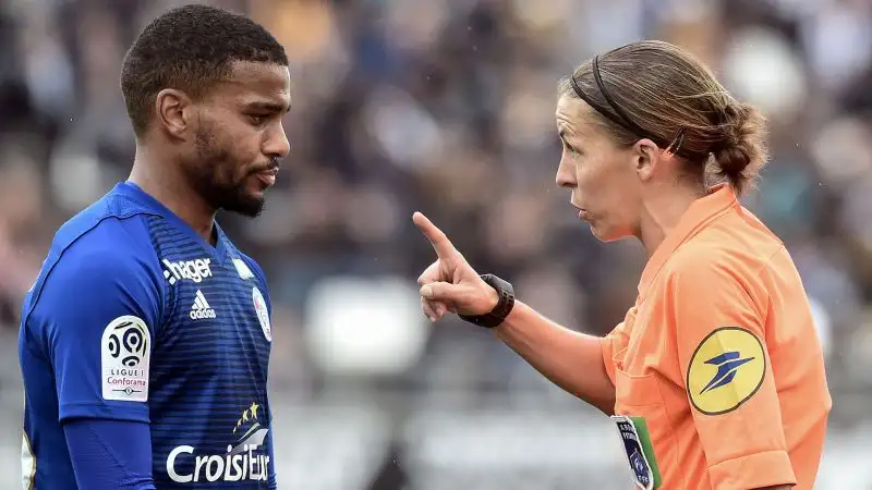 La francese ha già arbitrato gare maschili in Ligue 1, Ligue 2 (esordio assoluto mondiale di un arbitro donna in partite tra uomini nel 2014 in occasione di Niort-Brest), in Supercoppa Europea ed Europa League.
