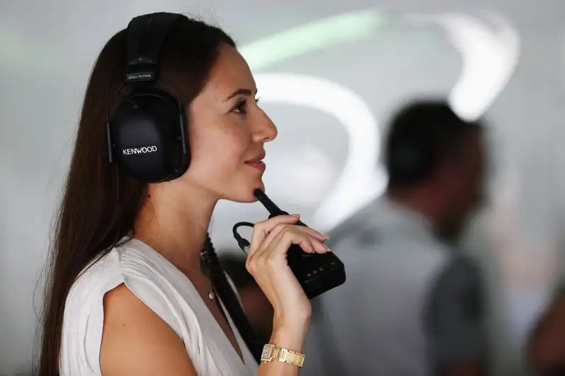 I fotografi le davano la caccia nel paddock per immortalarla: c'era da capirli