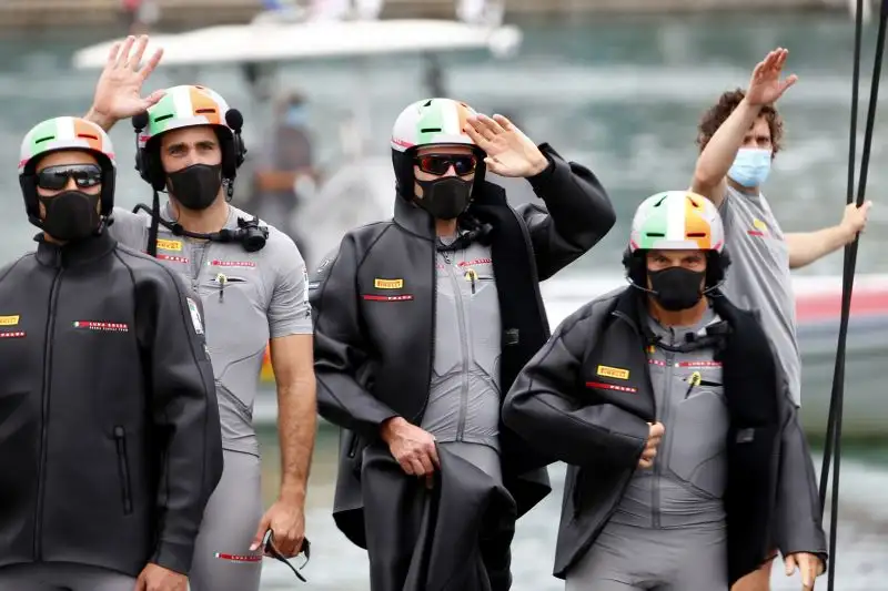 L’equipaggio di Luna Rossa saluta i propri tifosi prima delle regate 1 e 2 contro New Zealand