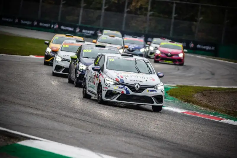 Sono stati ben 47 i piloti della Clio Cup Europe scesi in pista nelle due gare tra i cordoli del Tempio della Velocità. Foto di Cristian Lovati