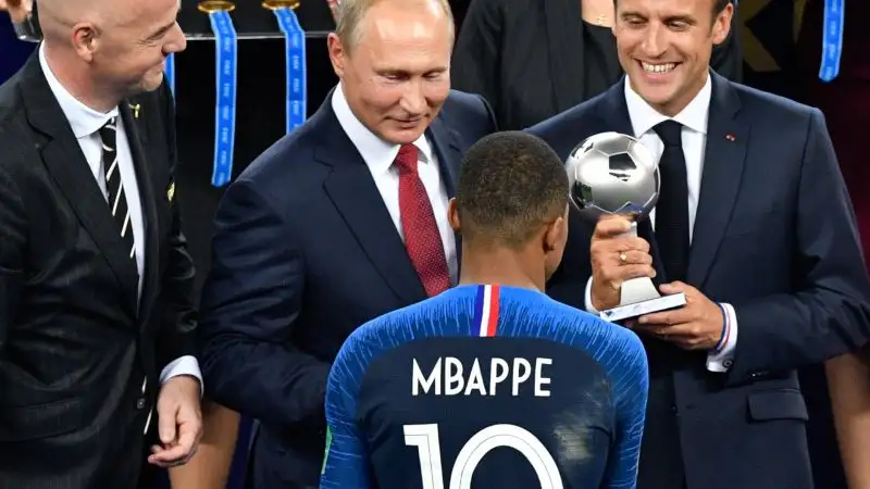 In questa foto lo vediamo congratularsi con Kylian Mbappé per la vittoria della Francia nei mondiali del 2018