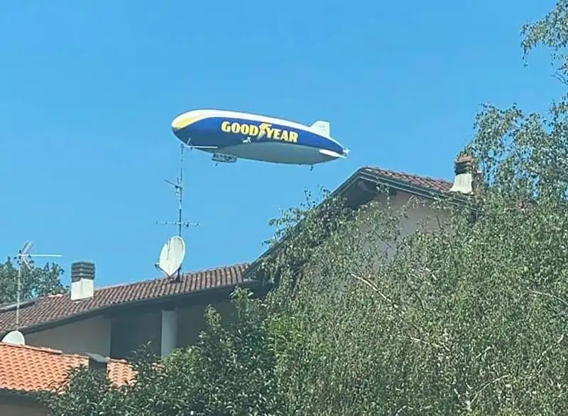 E, per una volta, spettacolo anche in cielo. Anche se ovviamente non al livello delle Frecce Tricolori. Foto di Moreno Galimberti
