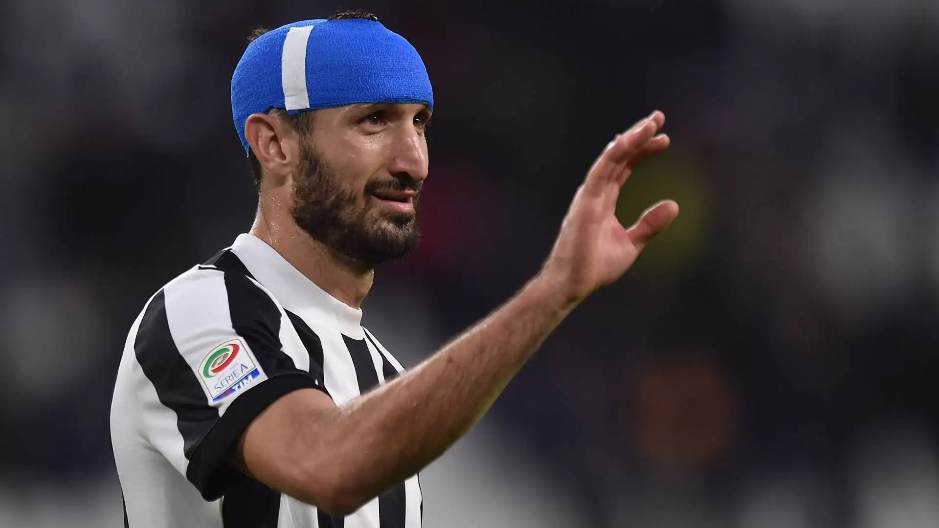 Il difensore toscano, famoso per la sua irruenza in campo, ha indossato spesso un turbante a seguito di duri scontri fisici: alcune immagini sono diventate iconiche