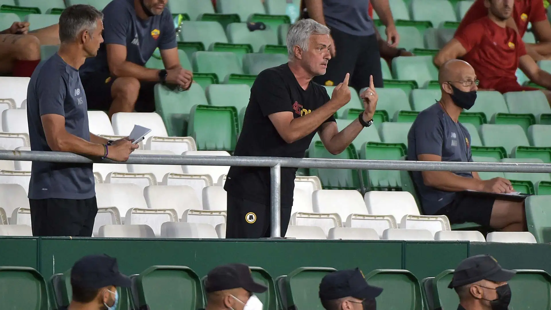 Allontanati dall'arbitro anche Mourinho e i suoi collaboratori, Santos e Sacramento