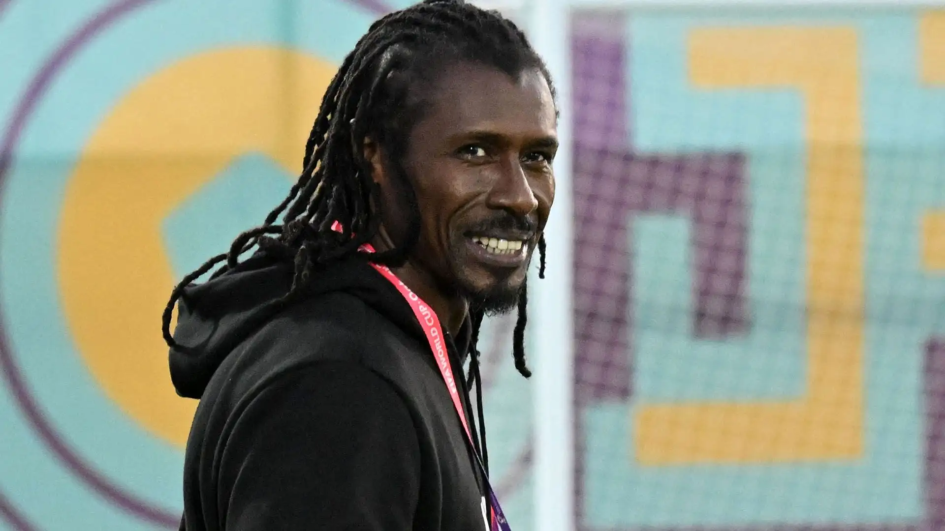 Il ct del Senegal ha delle lunghe treccine