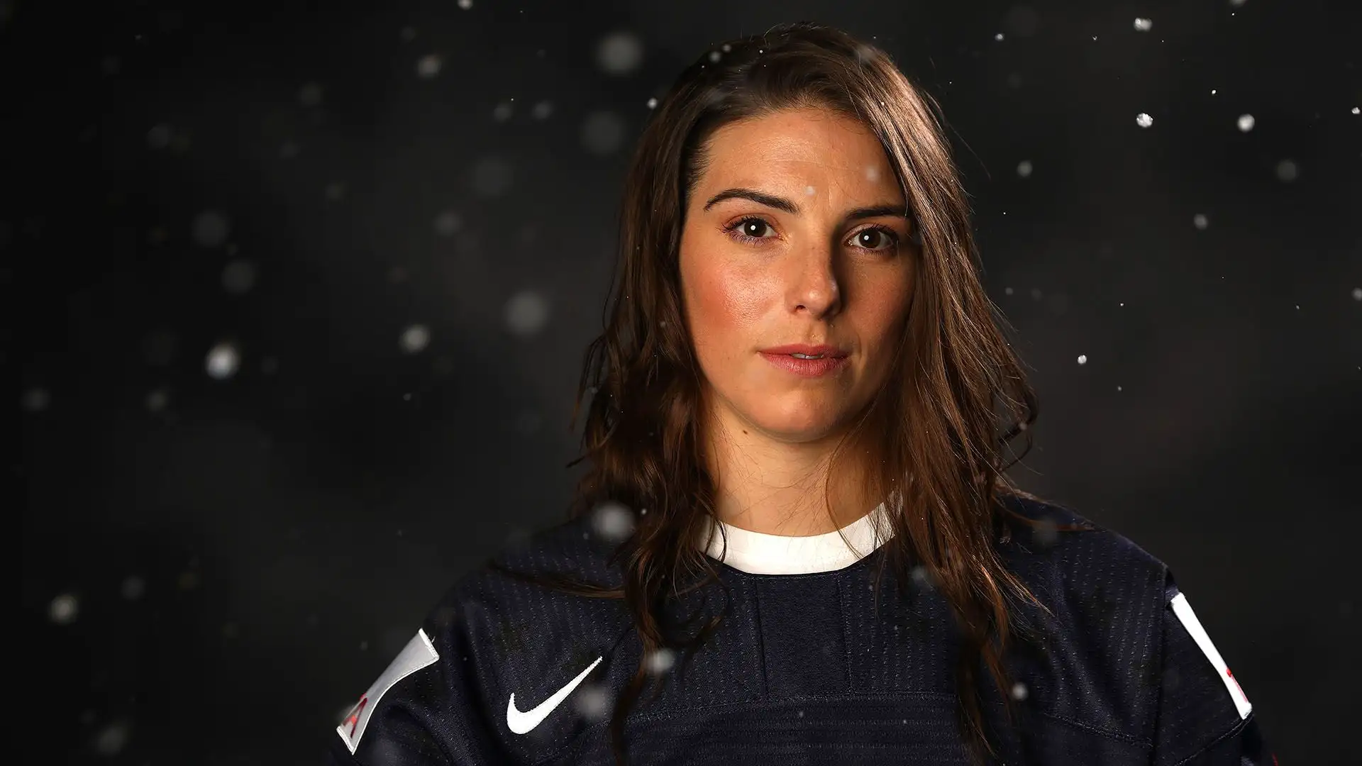 Dopo essersi trasferita in Illinois, sua madre iscrisse Knight ei suoi tre fratelli minori all'hockey. È cresciuta in una famiglia di sciatori. Suo cugino è il tre volte sciatore alpino olimpico Chip Knight .