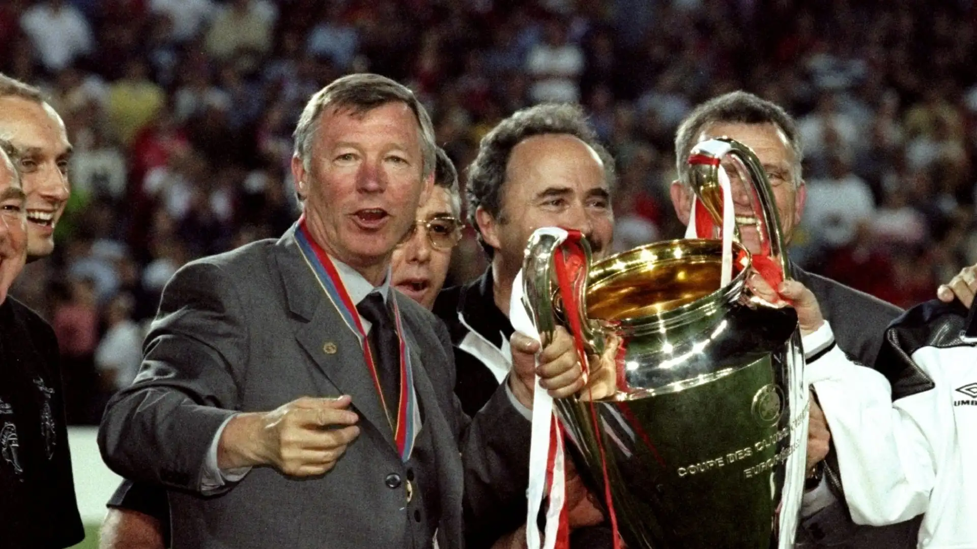 L'iconico allenatore del Manchester United è stato licenziato dal ruolo di ambasciatore del club: una scelta che ha mandato su tutte le furie i suoi ex giocatori