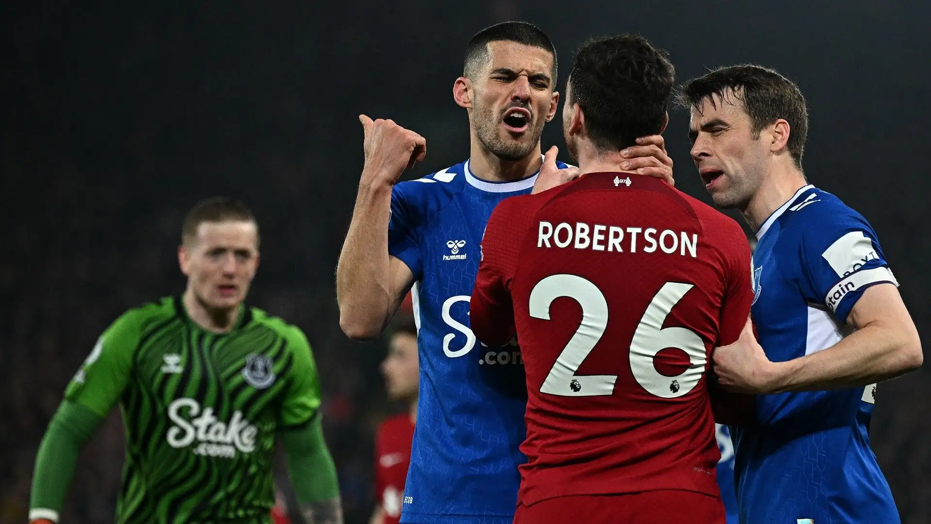 Momenti di caos negli ultimi minuti di Liverpool-Everton